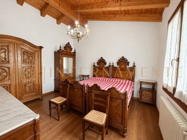 Villa bifamiliare con ampio giardino privato