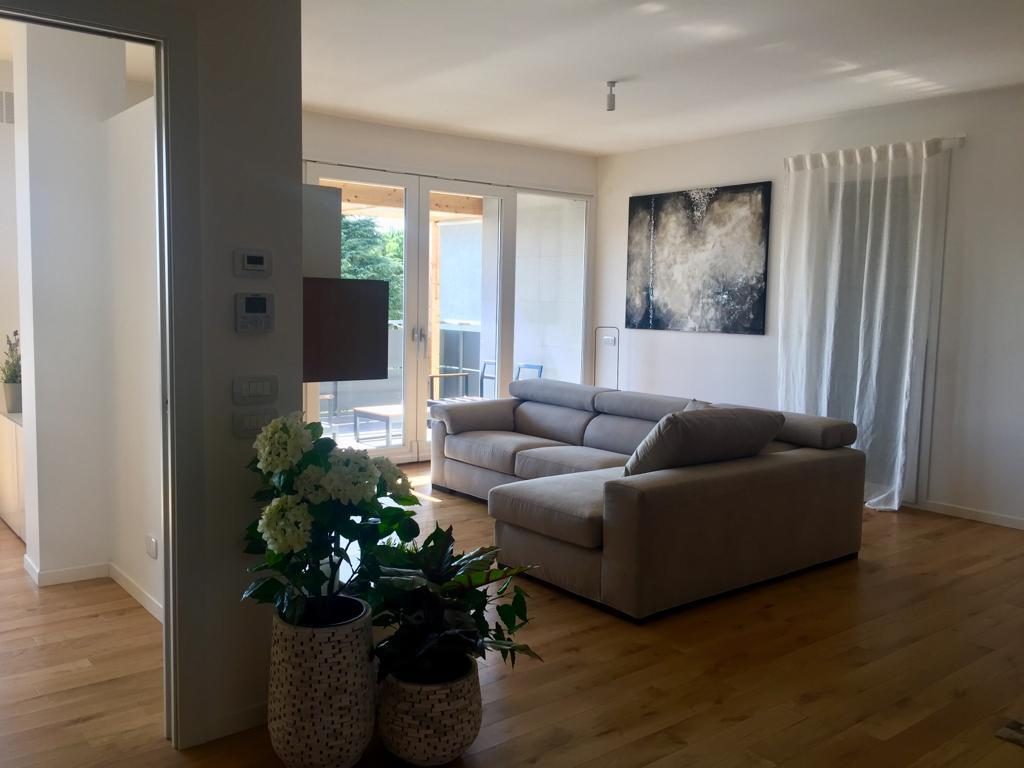 ATTICO SU DUE LIVELLI CON AMPIA ZONA LIVING e TERRAZZO